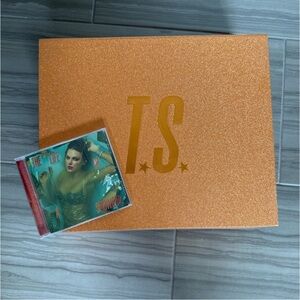🆕 Taylor Swift The Life of a Showgirl Box and CD